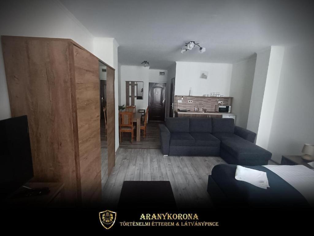 Aranykorona Hotel มิชโคลซ์ ภายนอก รูปภาพ